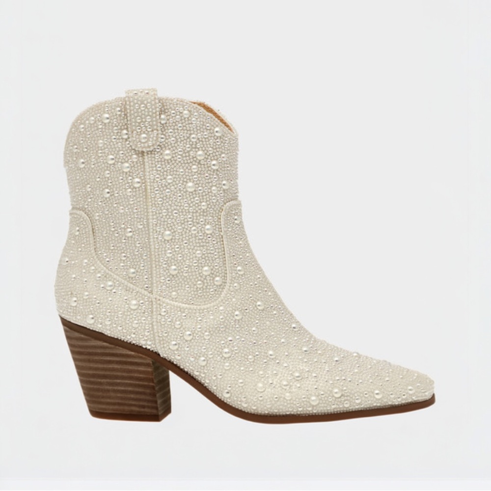 BRAND NEW Betsey Johnson Diva pearl Women's Boot size 5.5